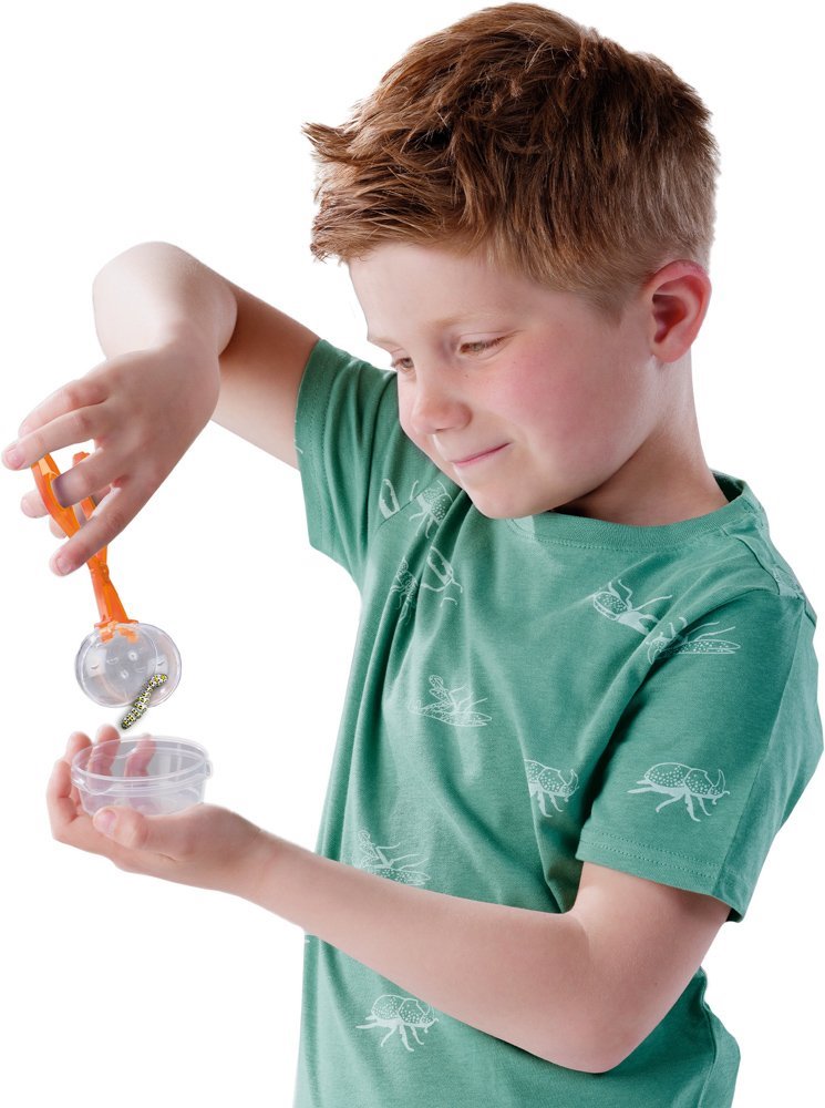 Malý chlapec si hraje se sadou Ses Explore a zkoumá housenku.