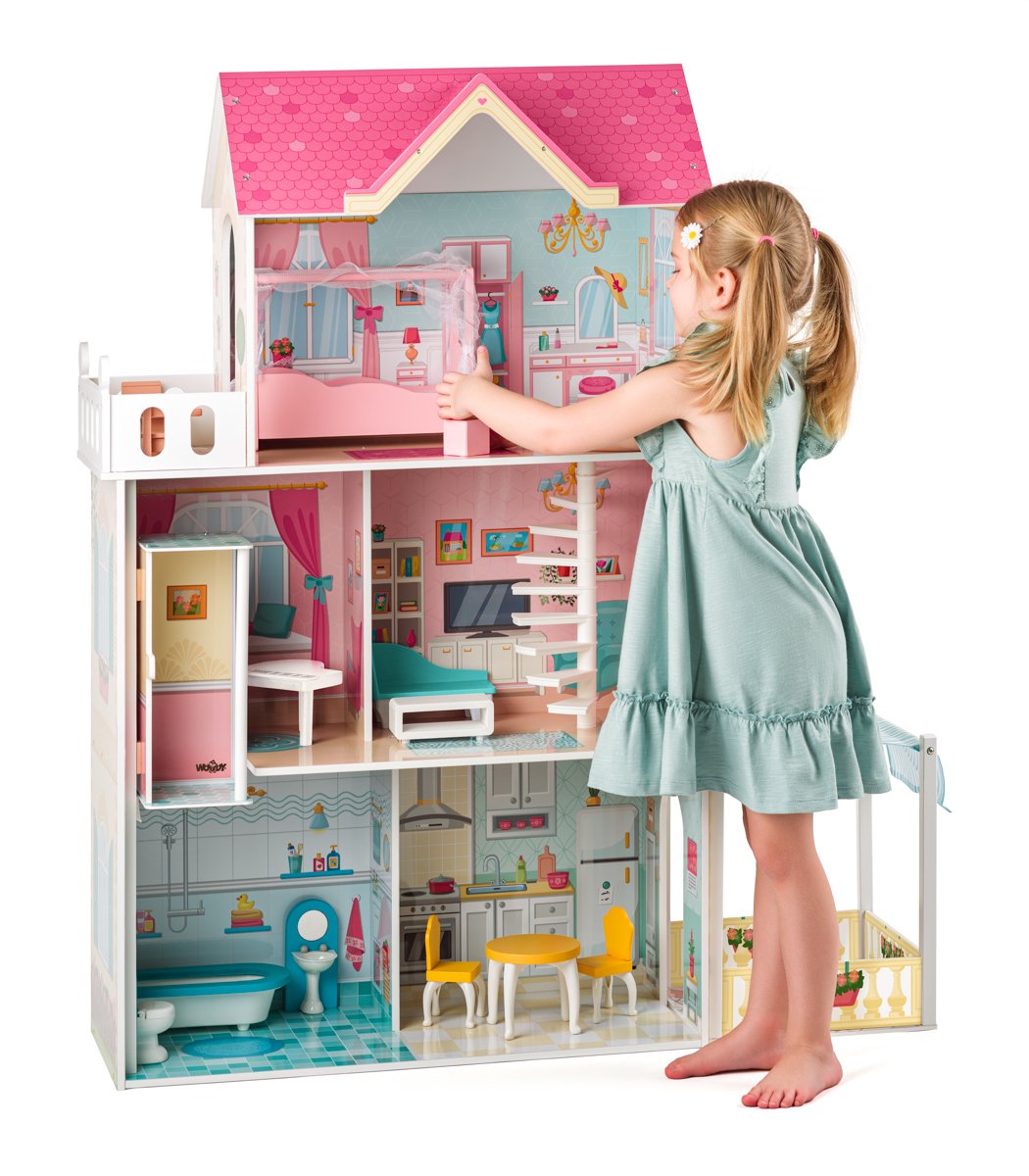 Holčička si hraje s domečkem pro panenky Woody Malibu