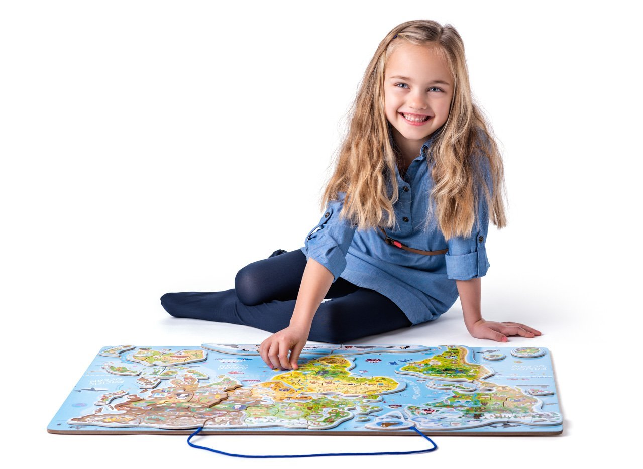Dětský atlas Woody Svět v obrázcích kombinuje společenskou hru a naučné puzzle do jediné hračky