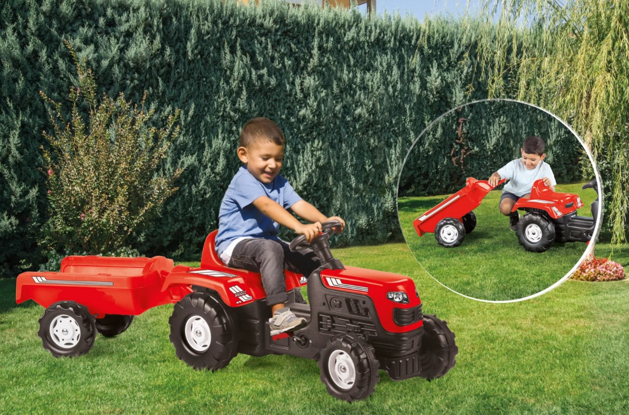Chlapec jede na lapacm traktoru s vlekou Dolu Ranchero
