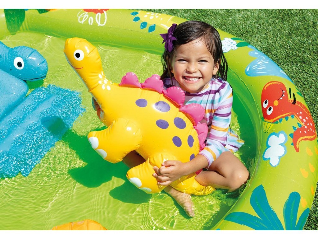 Holčička s nafukovacím dinosaurem z hracího centra s bazénkem MaDe Intex