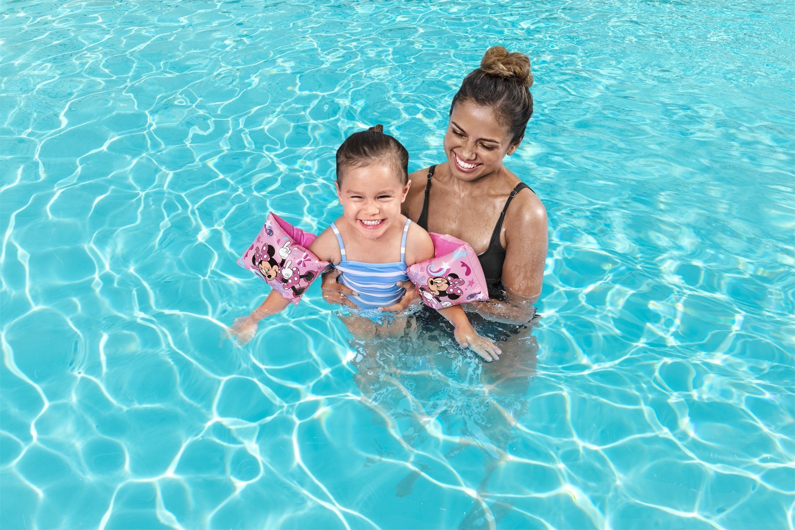 Mamička učí dcéru plávať v bazéne pomocou nafukovacích rukávov Bestway