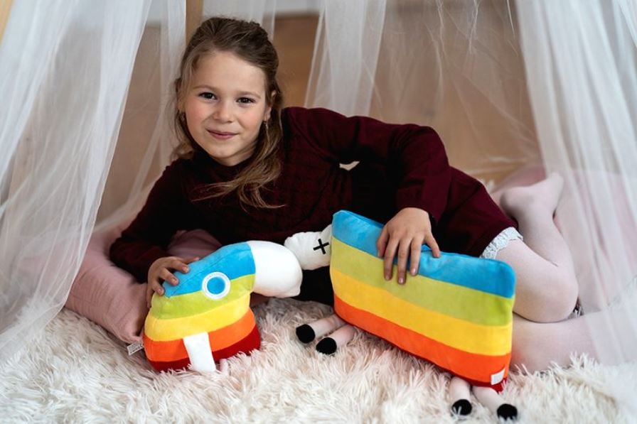Pestrobarevný plyšák a polštář Mac Toys Ovečka je vhodný pro děské hry, spánek i odpočinek v domácnosti i na cestách.