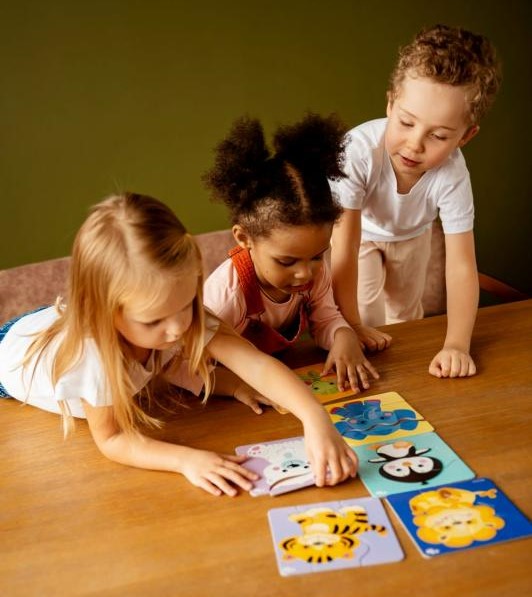 Děti si hrají s puzzlemi ZigZag