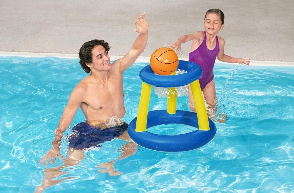 Otec s dcérou sa hrajú vo vode s nafukovacím basketbalovým košom