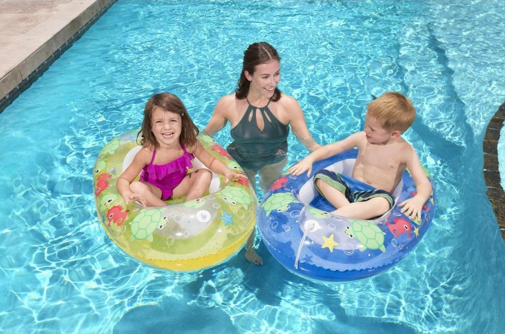 Nafukovací člun Bestway rozradostní děti během plavání v bazénu