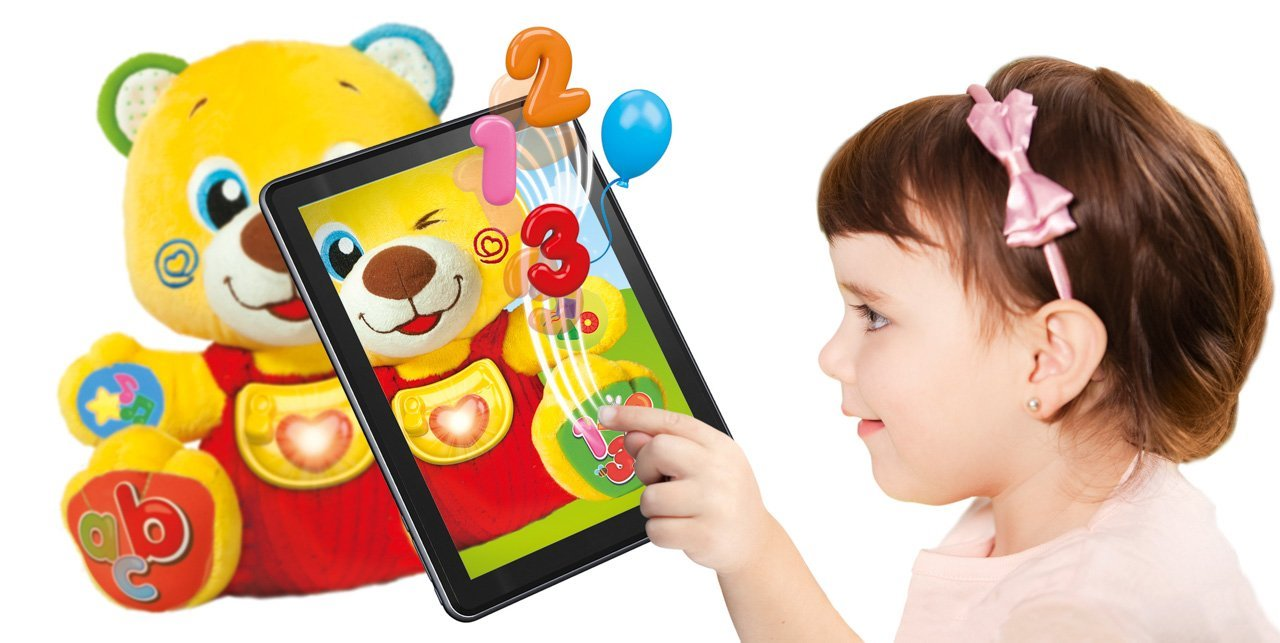 Didaktický medvídek Clementoni Interactive Baby Bear podporuje mobilní aplikaci Sandy Cuddles and Words, v níž si může vaše dítko hrát i učit se v rozšířené realitě.