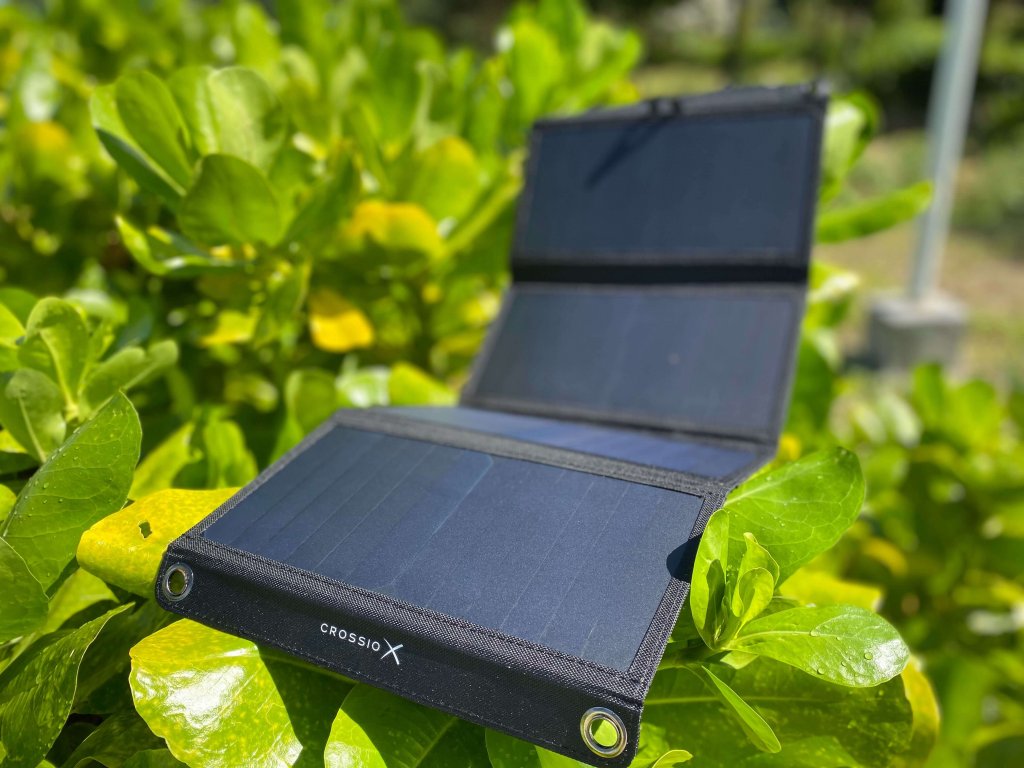 Solárny panel Crossio SolarPower 28W na orosenom strome