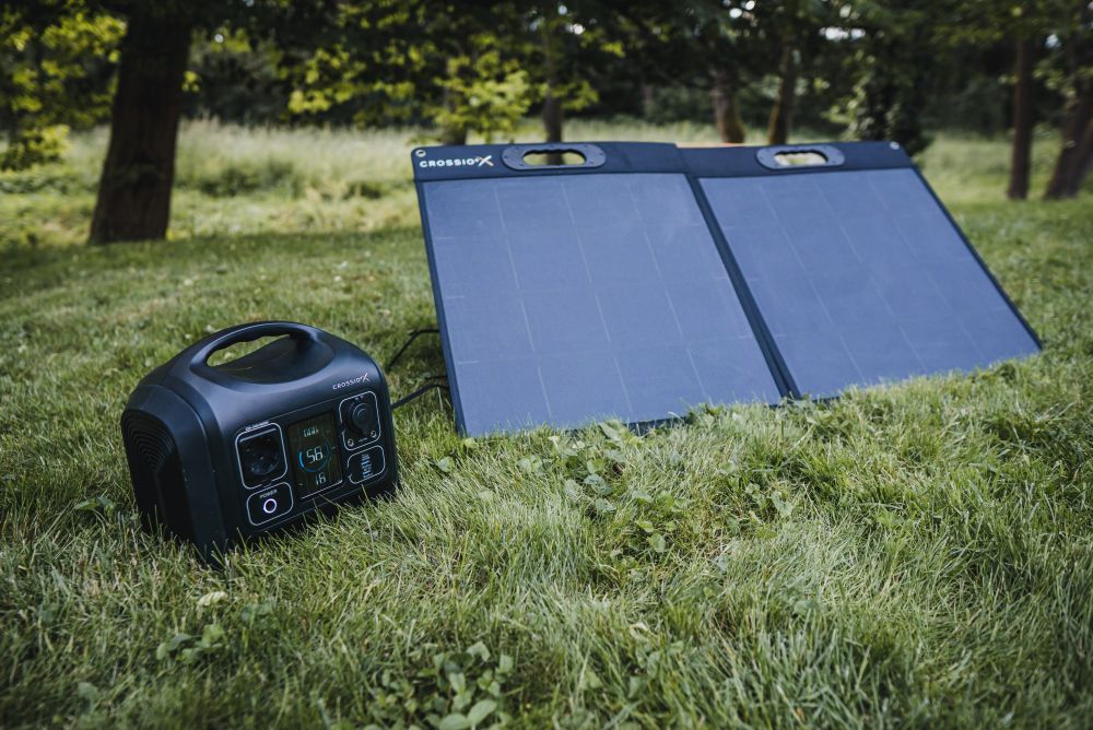 Díky přiloženému adaptéru Crossio XT60-DC5525 lze propojit hned 2 fotovoltaické panely SolarPower 100W mezi sebou.