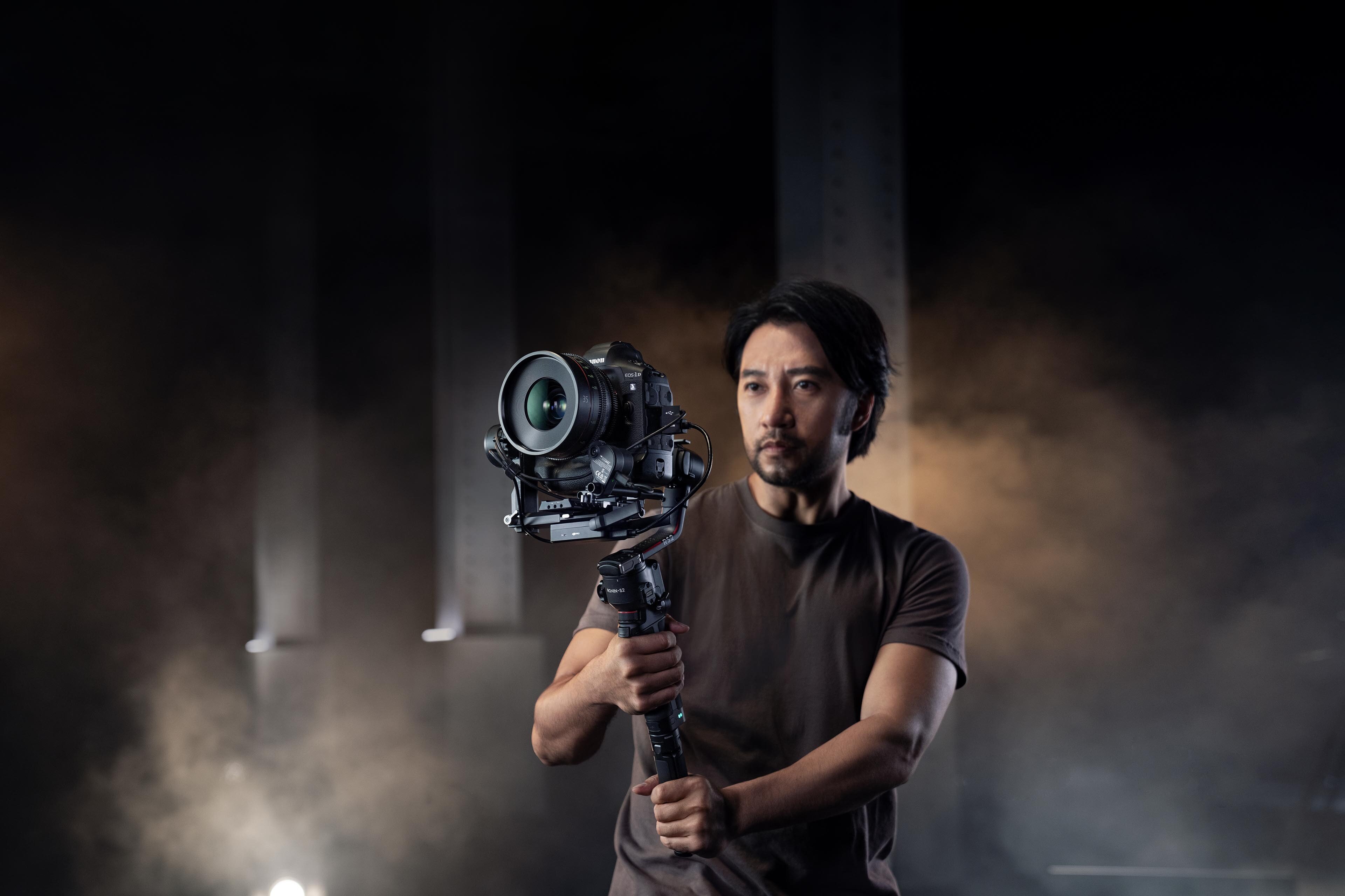 Stabilizátor DJI RS 2 je ideálním řešením pro všechny kinematografické nadšence i pro profesionální filmaře a tvůrce videí, kdy byl stvořen pro digitální a zrcadlové fotoaparáty do 4,5 kg.