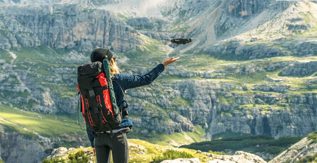 žena vypúšťajúca drón Mantis Q z dlane v horách
