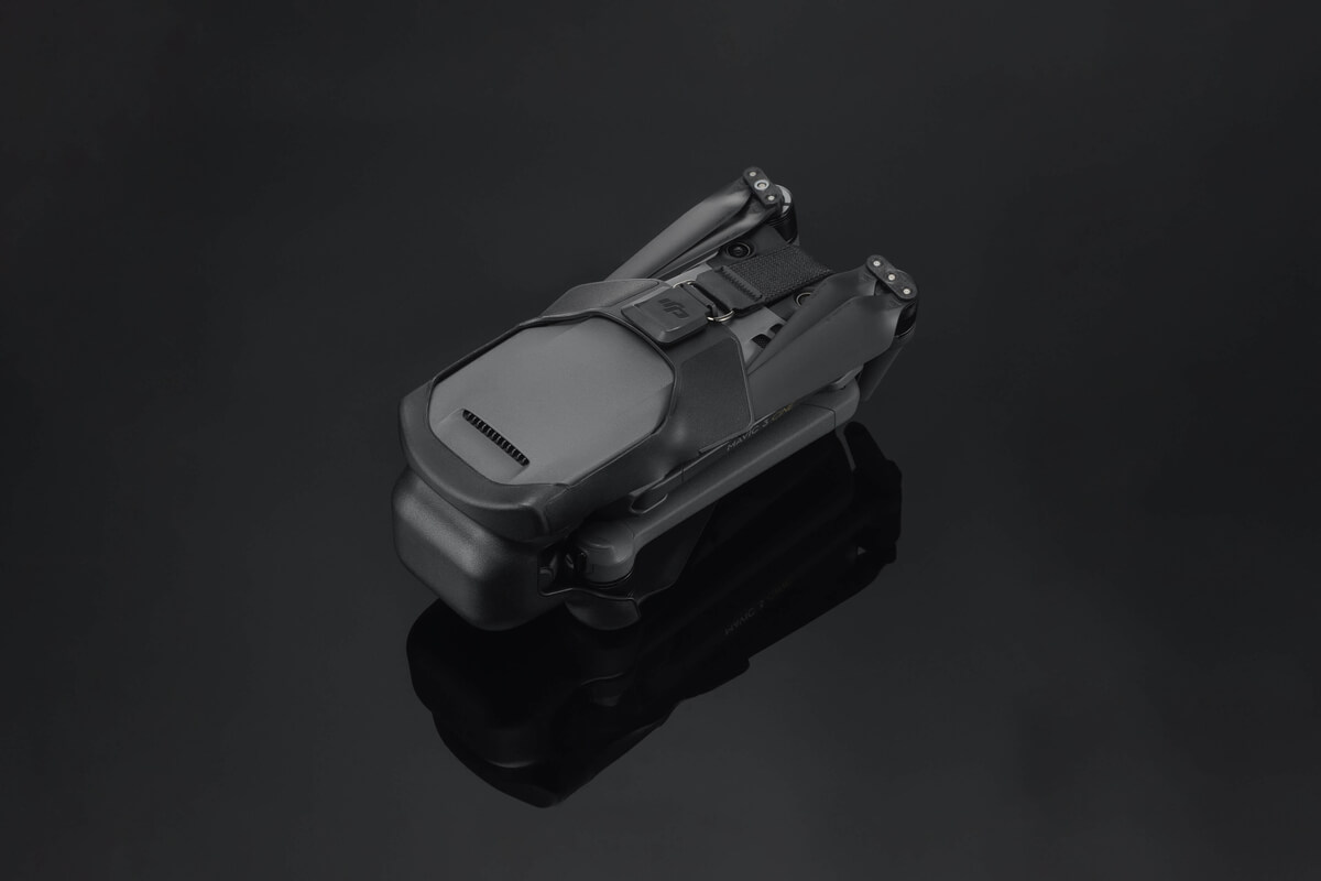 Kryt DJI Mavic 3 Storage Cover poskytuje dodatočnú ochranu gimbalu a kamery a ponúka možnosť pohodlnejšieho uloženia vrtulí.