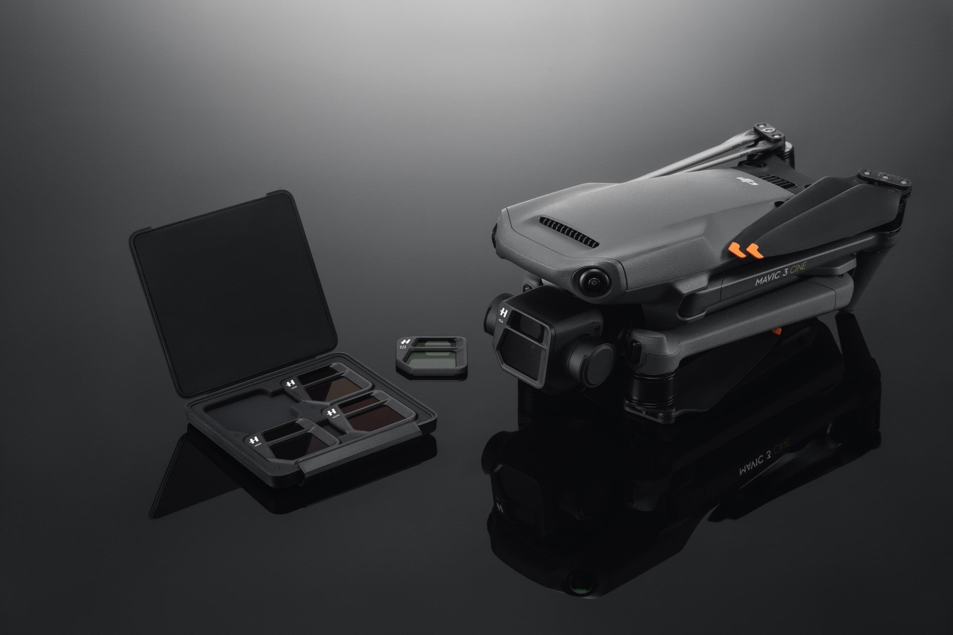 Sada neutrálních šedých filtrů DJI ND Filters Set obsahuje sklíčka s koeficientem ND4, ND8, ND16 a ND32, které jsou speciálně určené pro drony z řady DJI Mavic 3.