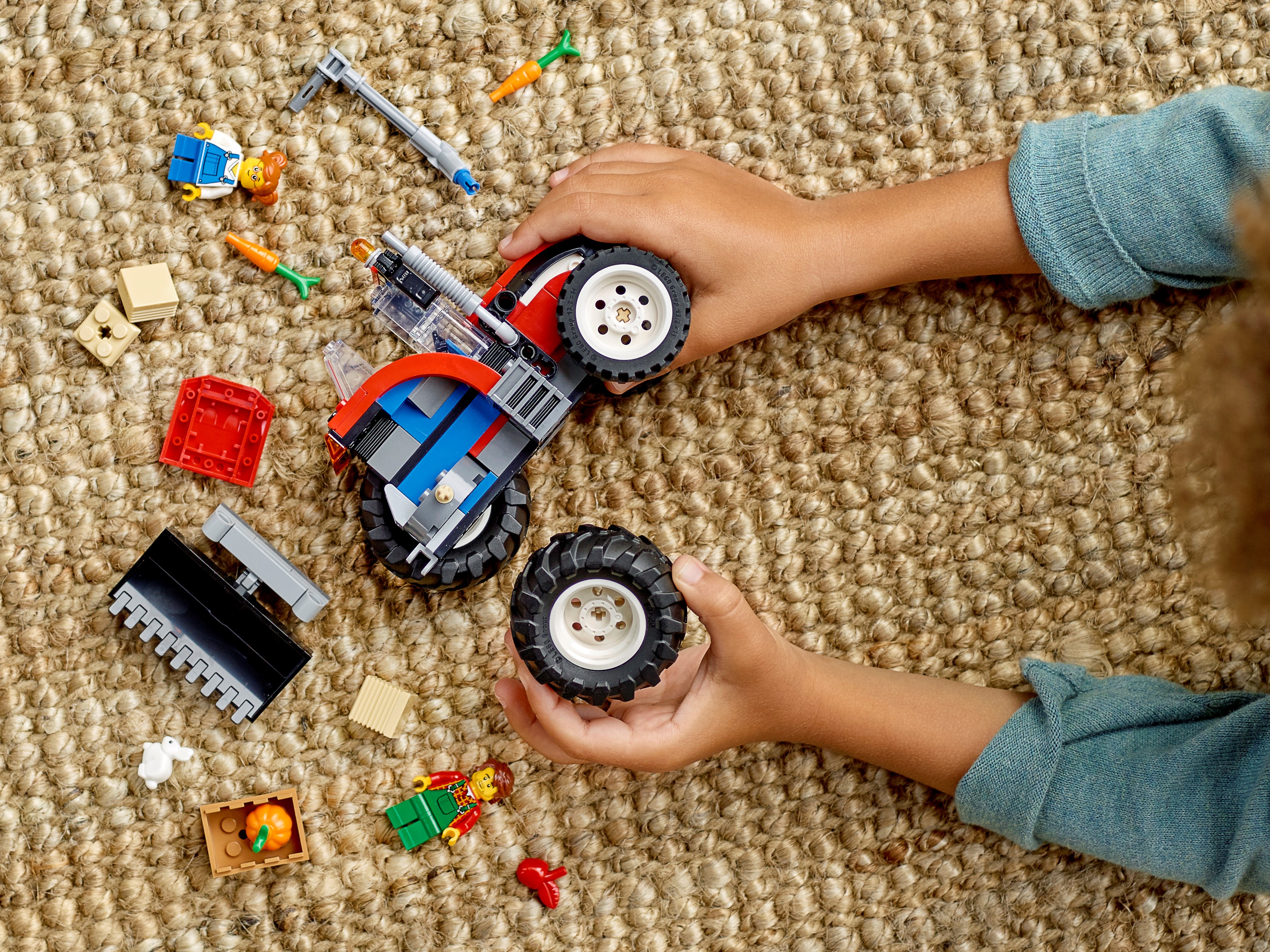 Dítě skládá traktor ze stavebnice LEGO