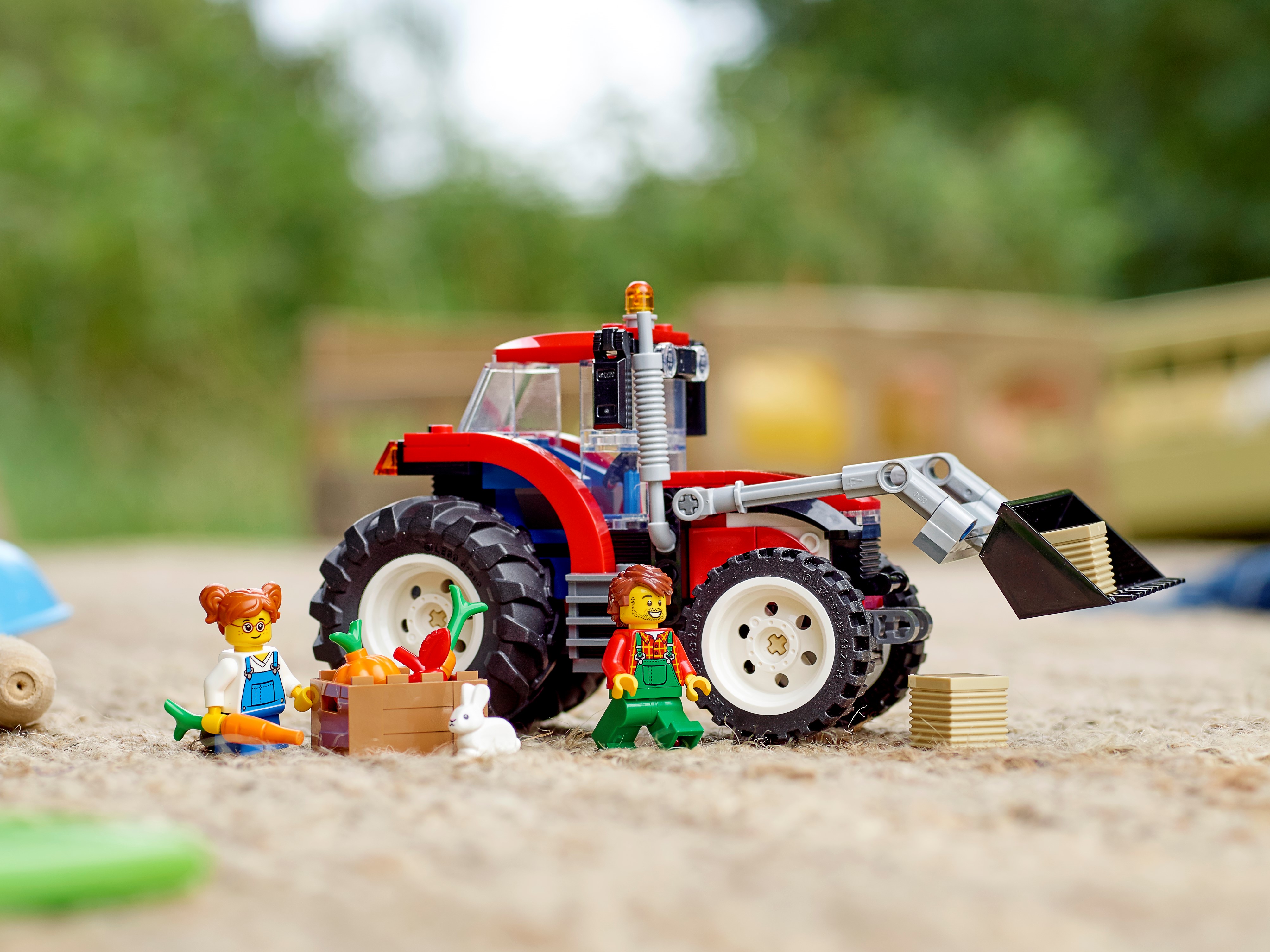 Postavený traktor s veškerým vybavením ze stavebnice LEGO