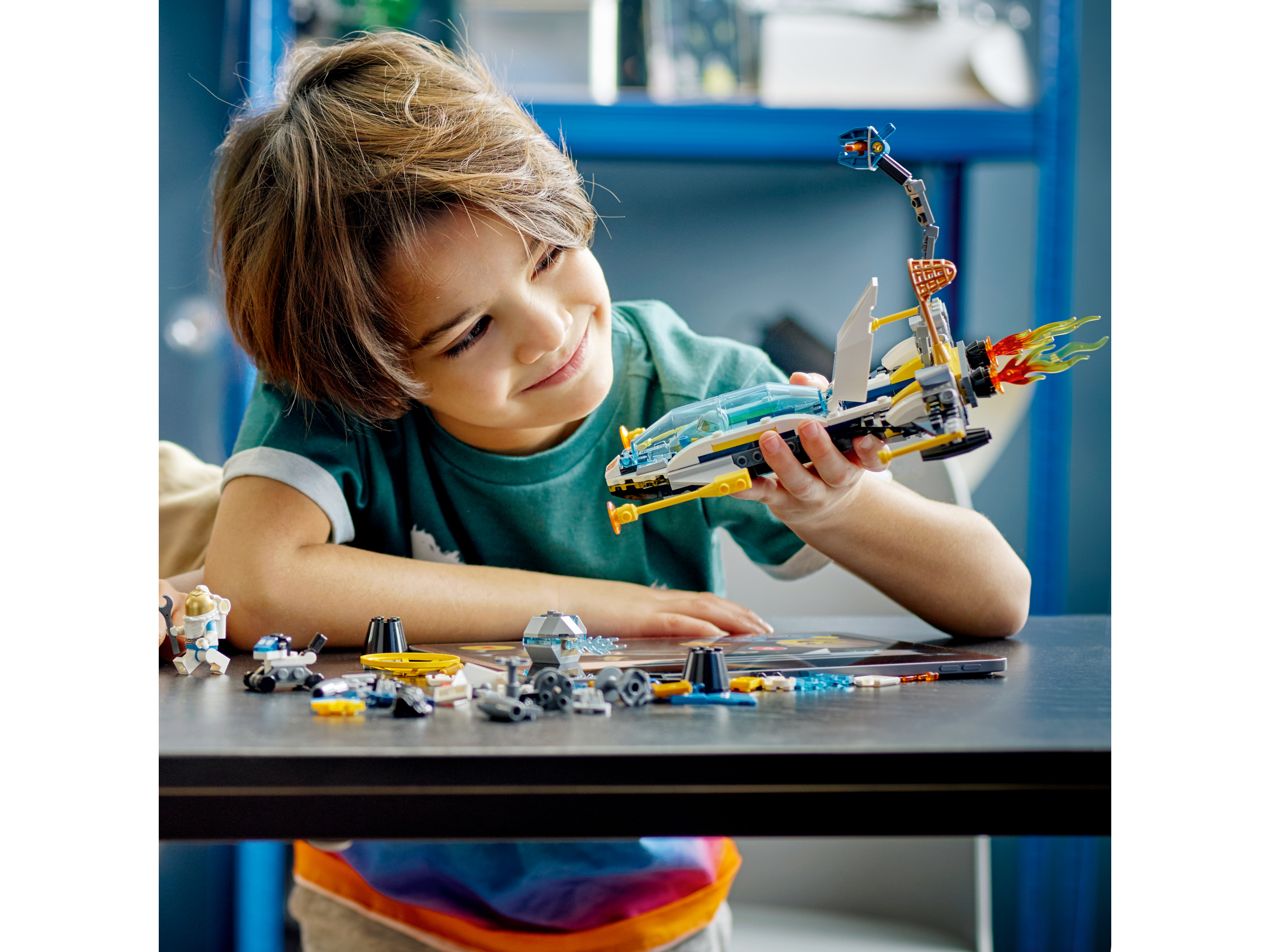 Chlapec si hraje s kosmickou lodí ze stavebnice LEGO Průzkum Marsu