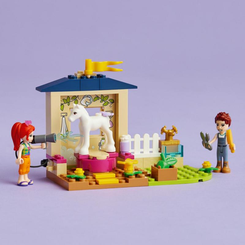 Figurka Mia a Daniel ze stavebnice LEGO se starají o poníka ve stáji