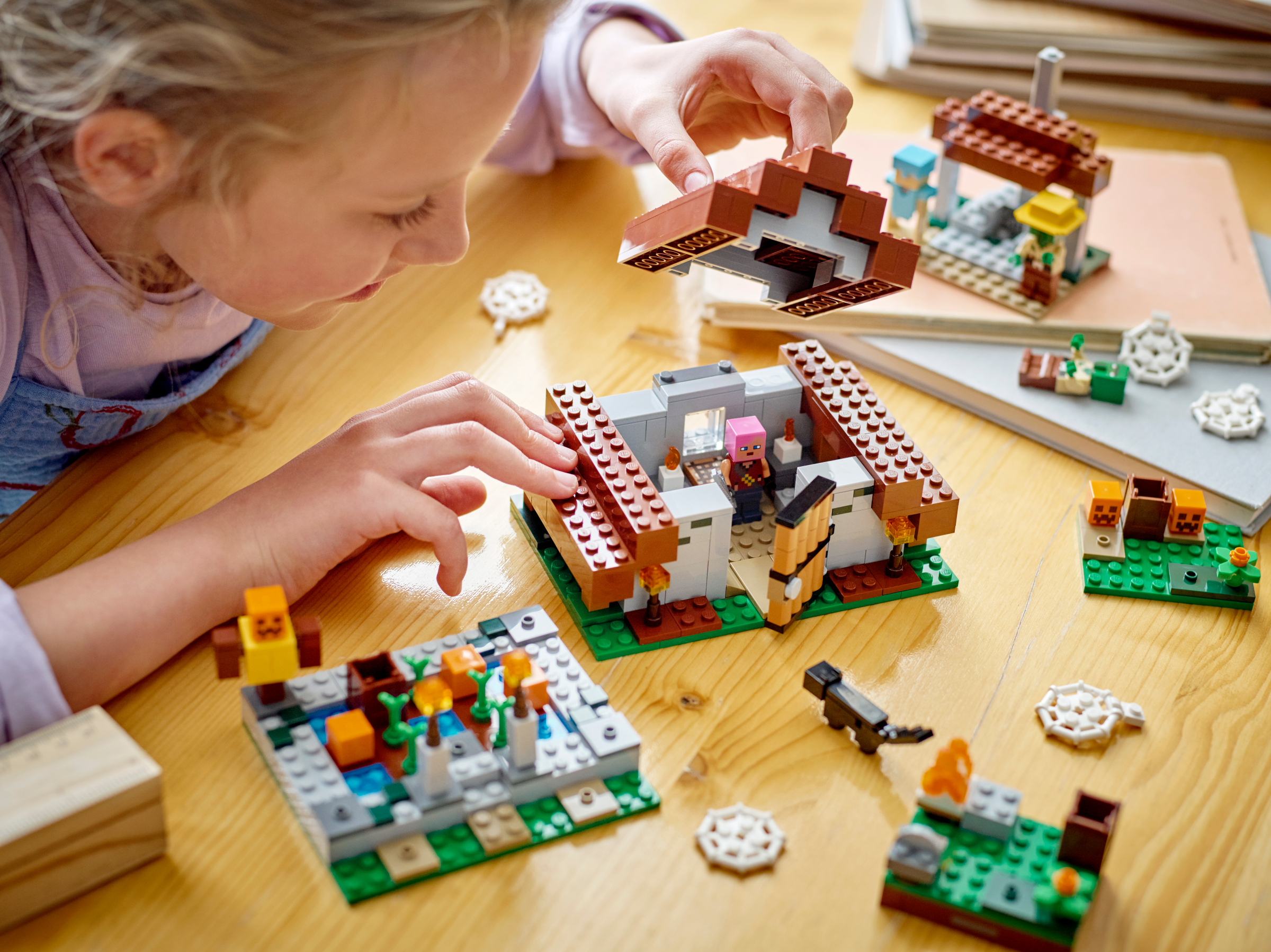 Stavebnice LEGO Minecraft The Abandoned Village (21190) potěší všechny malé stavitele, survival specialisty a herní fanoušky ve věku od 8 let, kteří rádi tráví čas farmařením, těžbou surovin, přetvářením prostředí, stavbou budov i obranou proti mobům.
