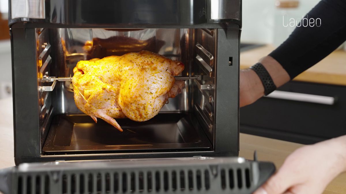 Do fritézy Lauben Air Fryer Oven 1500SB se vejde i celé kuře
