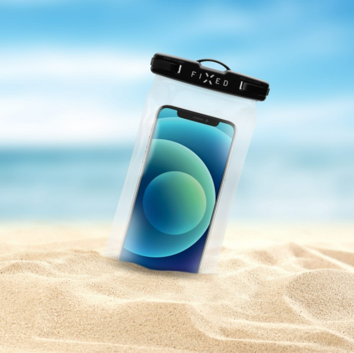 Fixed Float pouzdro na smartphone umístěné na pláži v písku. 