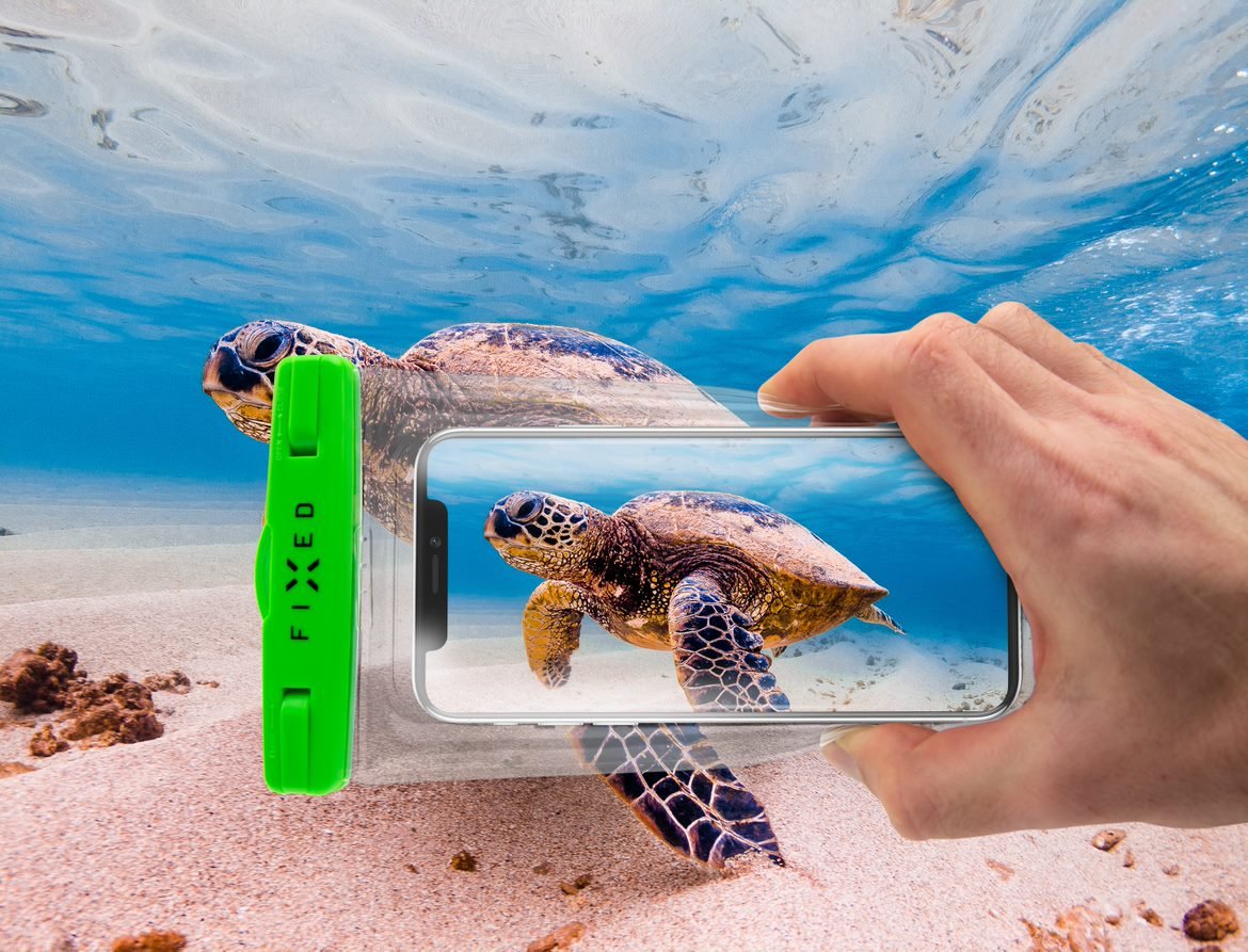 Focení želvy pod hladinou moře s pouzdrem Fixed Float Edge.