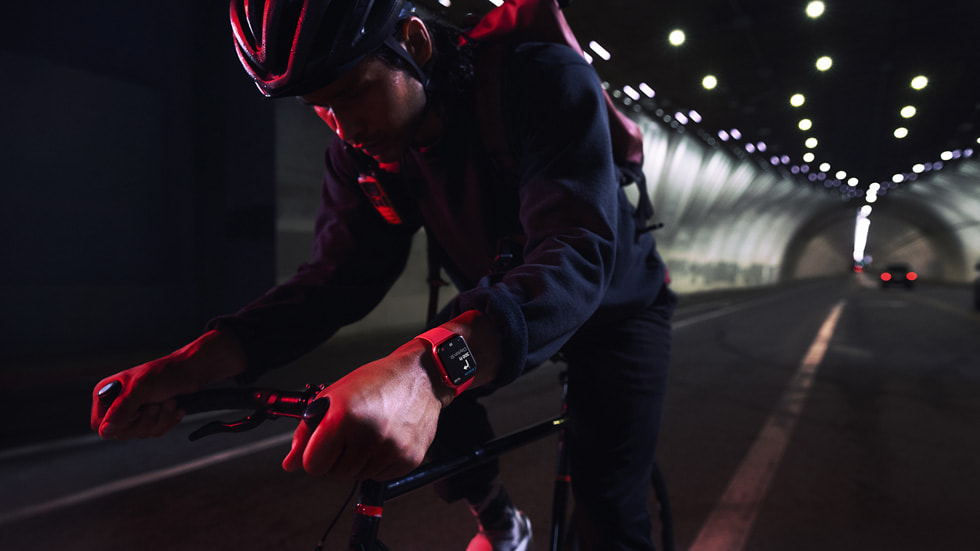 Apple Watch Series 7 mají optimalizovanou funkci Detekce pádu pro cyklistiku, takže vám při případné nehodě zavolá záchranku.