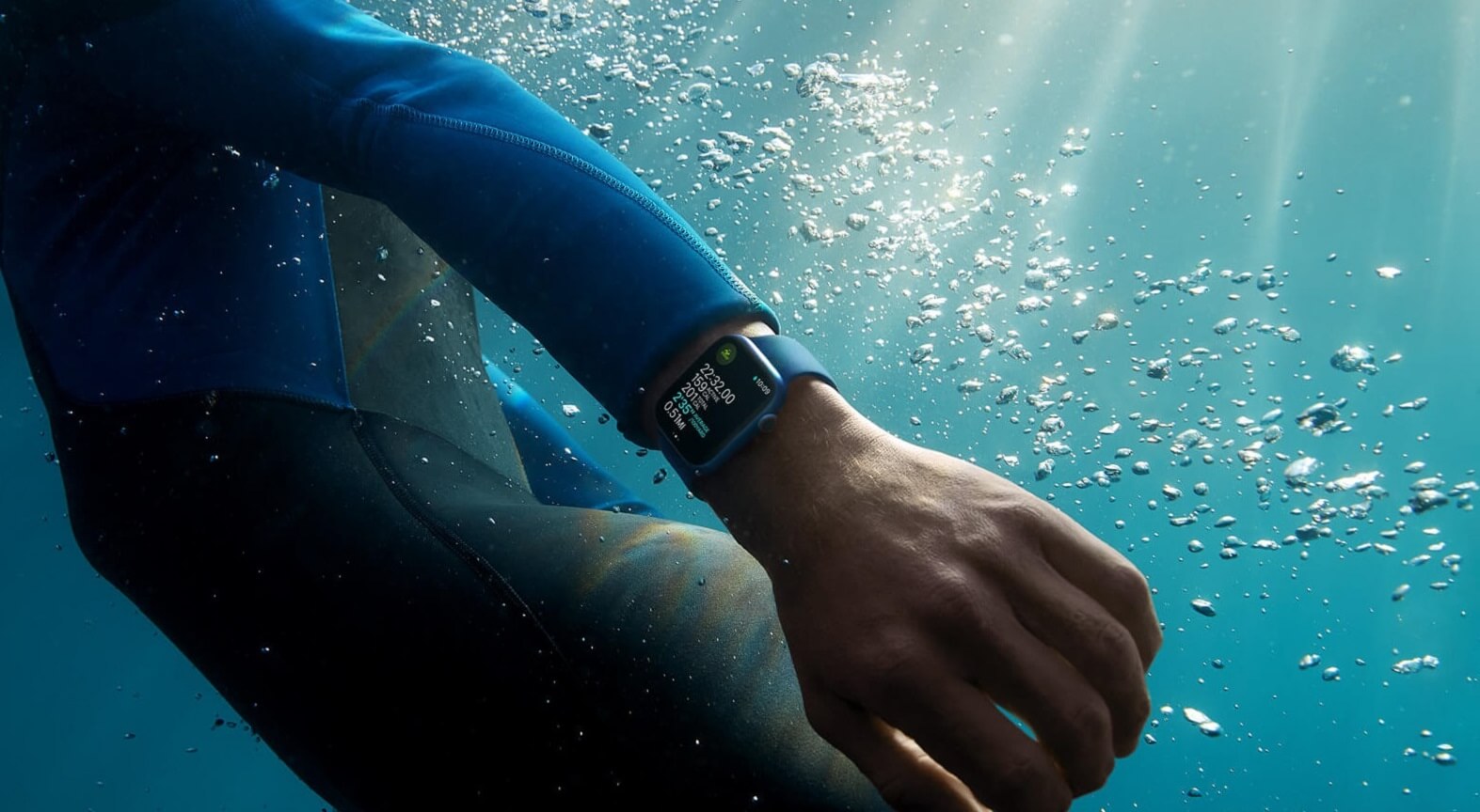 Hodinky Apple Watch Series 7 mají voděodolné provedení 5 ATM / 50WR, takže se s nimi můžete sprchovat, plavat a potápět se bez jakéhokoliv rizika poškození.