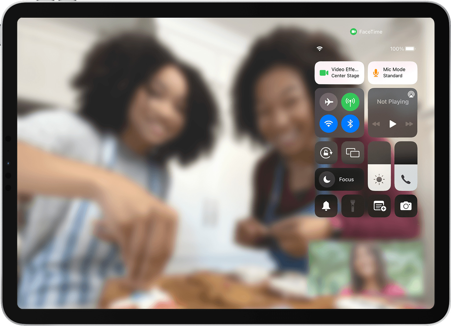 Na přední straně tabletu Apple iPad Air 5 se nachází 12MPx selfie kamera s podporou funkce Apple Center Stage