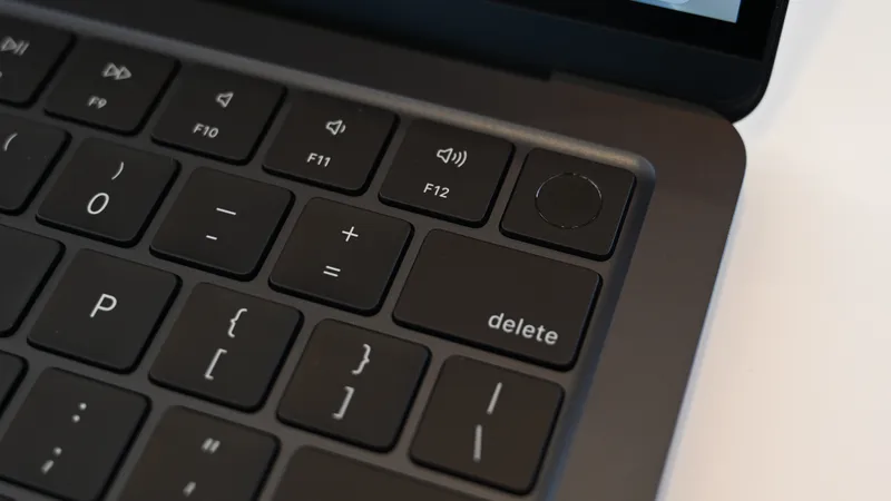 Integrovaná čítačka odtlačkov prstov Touch ID umožní rýchle a pritom zabezpečené prihlásenie do MacBooku Air M2.