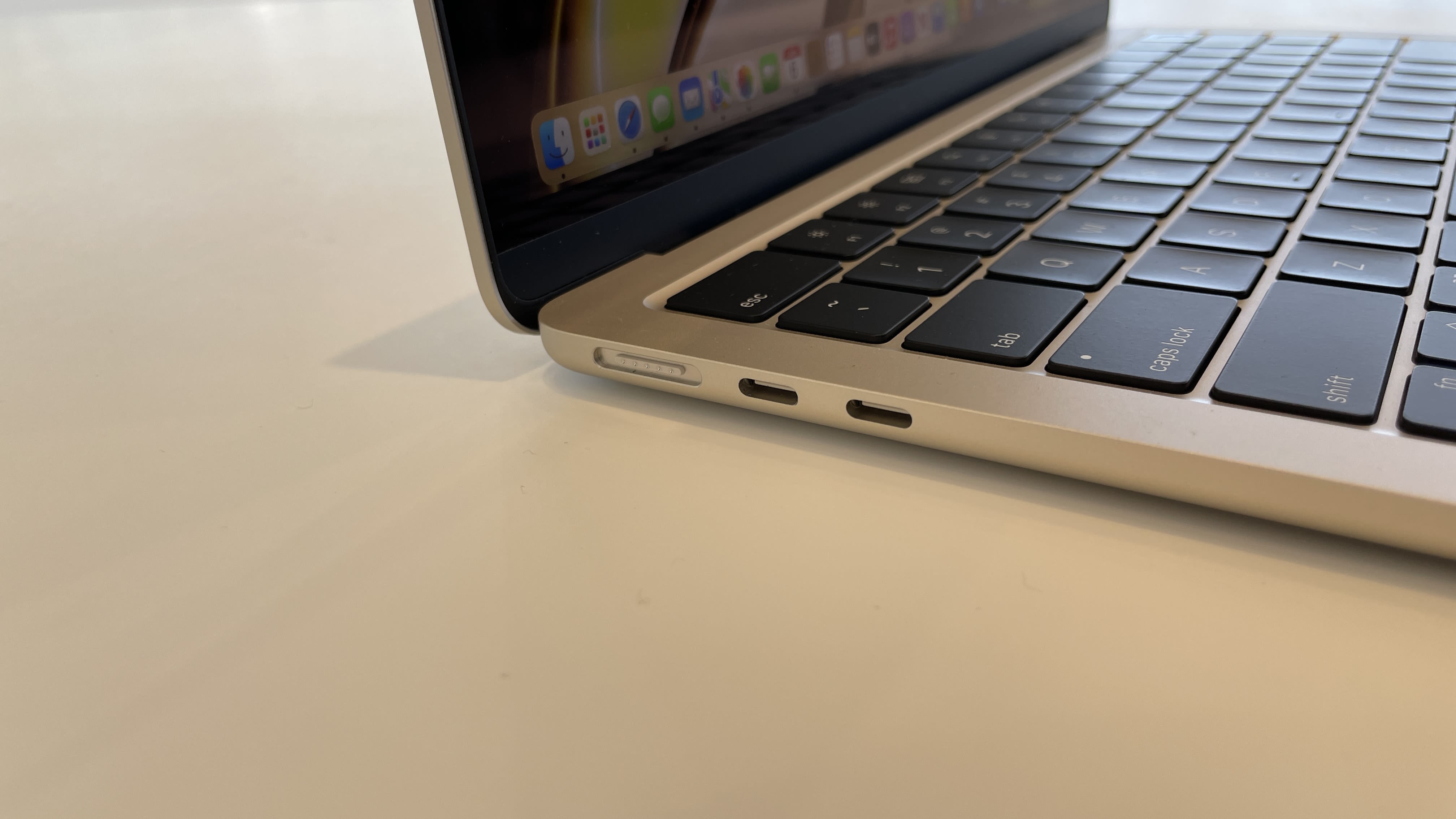 Apple MacBook Air M2 je vybavený dvojicí konektorů Thunderbolt 4, který si poradí s přenosem dat, výstupem videa i s napájením.