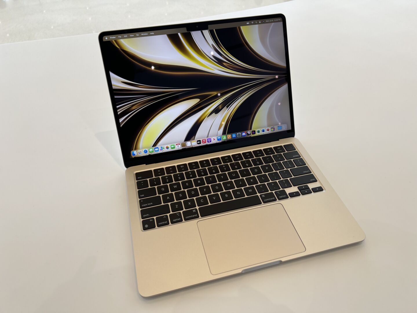 Nov MacBook Air M2 m vylepenou klvesnici Magic Keyboard s nkovm mechanismem a s 1mm zdvihem pro tich psan a pesnou odezvu.