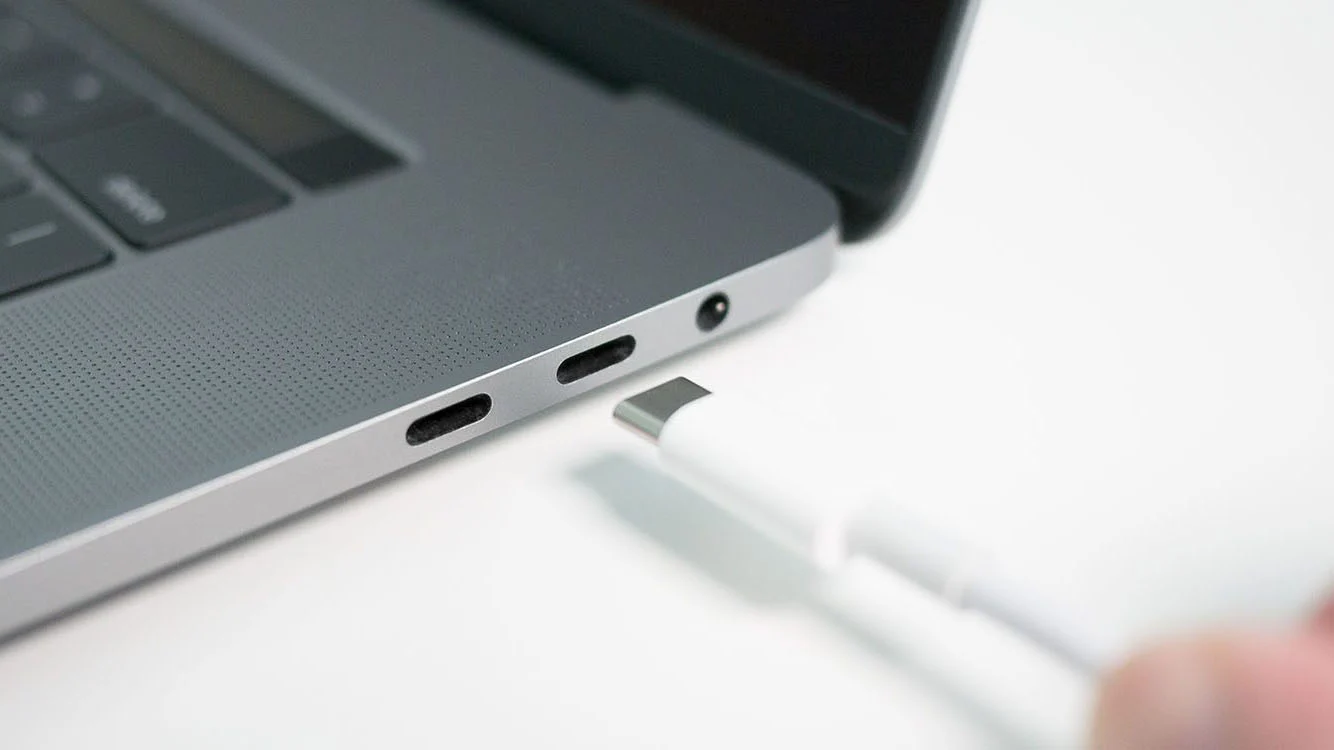 Apple MacBook Pro M2 je vybavený dvojicí konektorů Thunderbolt 4, který si poradí s přenosem dat, výstupem videa i s napájením.