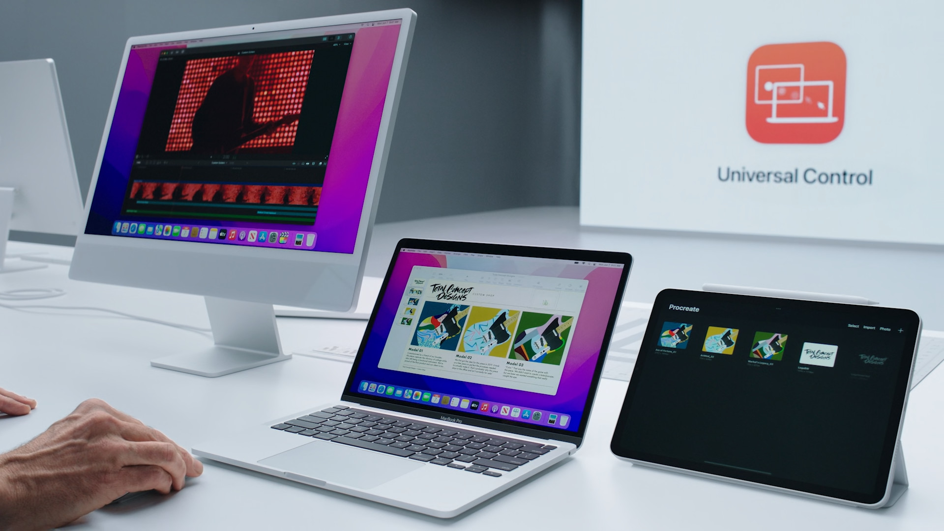 Apple MacBook Pro M2 je vybavený zbrusu novou funkcí Universal Control, díky které lze sdílet 1 myš a klávesnici napříč více zařízeními v reálném čase.
