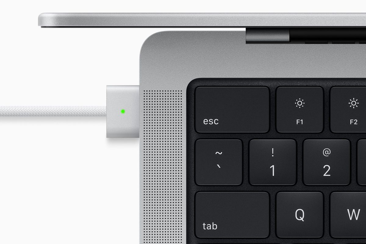 Apple MacBook Pro M2 je napájený přes magnetický konektor MagSafe 3, do kterého zapojíte napájecí kabel i po slepu.
