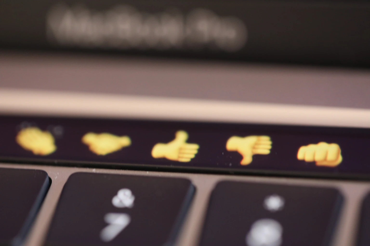 Nový MacBook Pro M2 má má namísto funkčních kláves Touch Bar, který vám předloží přesně to, co právě potřebujete – úprava jasu a hlasitosti, predikce textu, výběr emotikonů nebo interaktivní prvky pro prohlížení obsahu.