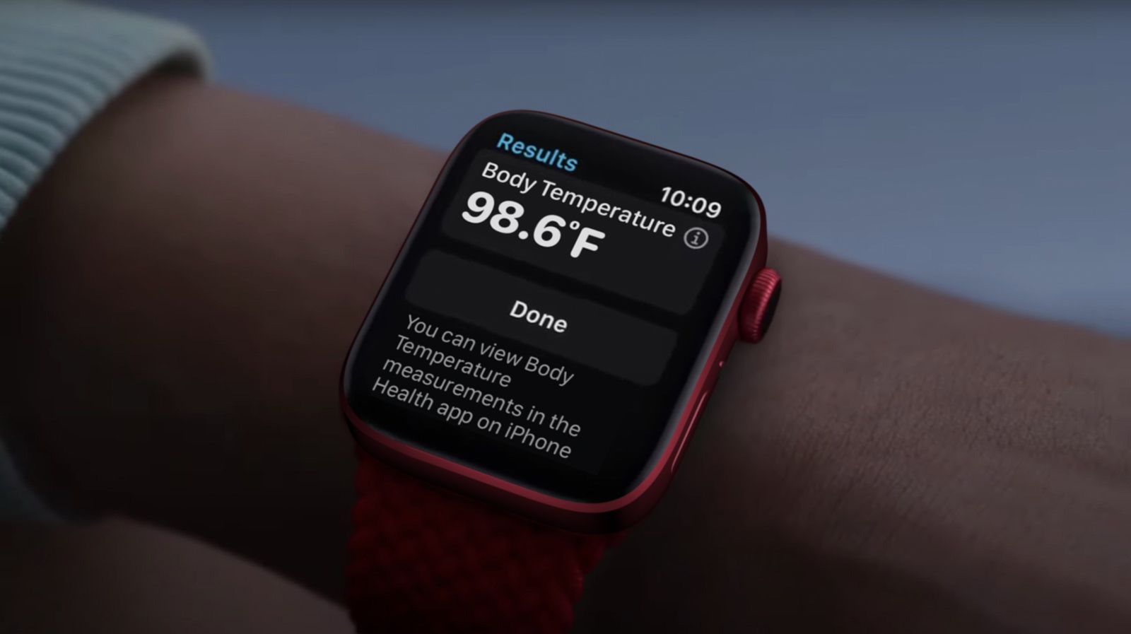 Chytré hodinky Apple Watch Series 8 jsou vybavené 2 teplotními senzory, které poskytují přesný odhad tělesné teploty během spánku.