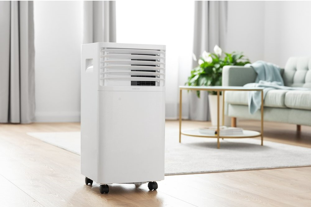 Klimatizácia Sencor SAC MT7007C-EUE3 umiestnená v obývacej izbe neďaleko kávového stolíka a pohovky.